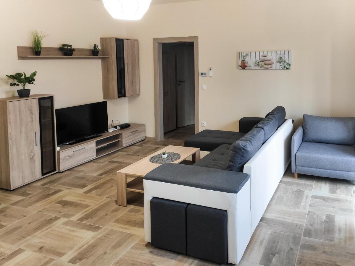 Trika Apartman Шарвар Экстерьер фото