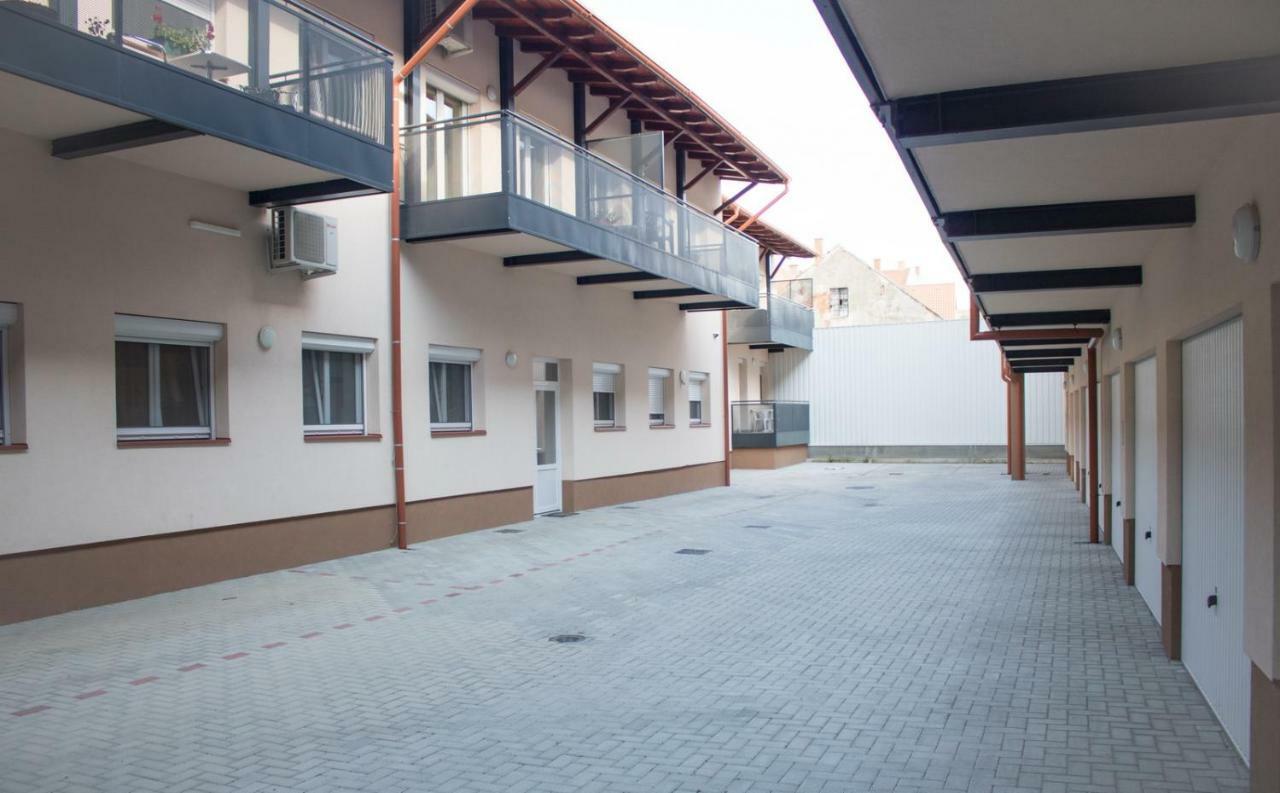 Trika Apartman Шарвар Экстерьер фото