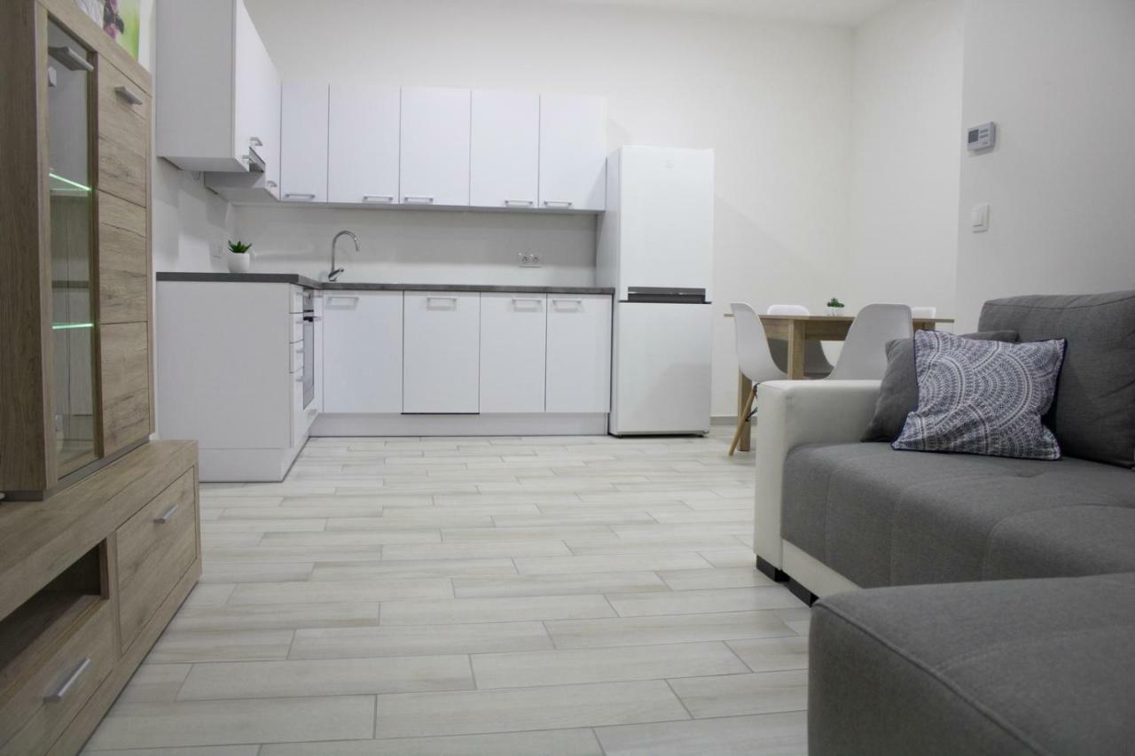 Trika Apartman Шарвар Экстерьер фото